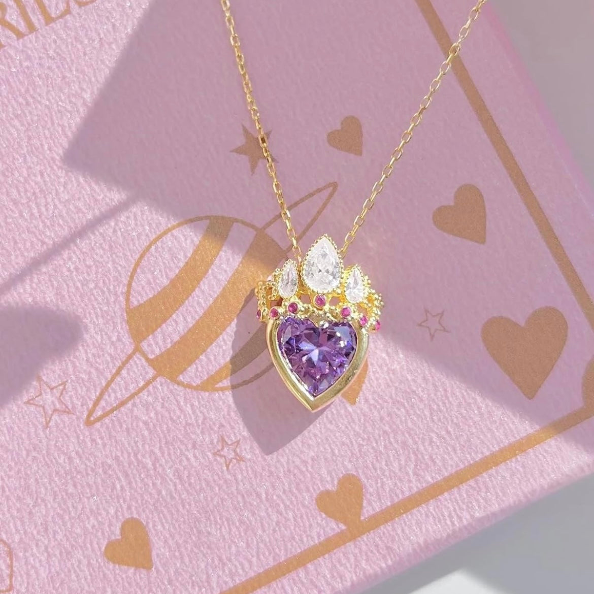 Rapunzel Crown Necklace - Kronehalskæden med det violette hjerte